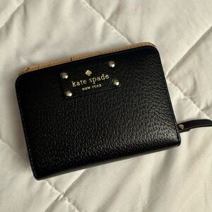 🖤 Kate Spade New York - Wellesley Cara leather wallet in black with tan trim